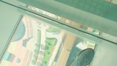 Dubai şehrinin turistlerle dolu cam bir gözlem köprüsünden manzarası. Güneşli yaz günü