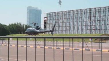 Dubai 'ye turistlerle küçük özel bir helikopter yolculuğu. Güneşli bir yaz günü. Yavaş Hareket