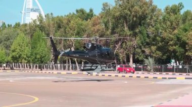 Turistli küçük bir helikopter Dubai 'yi gezmek için havalanıyor. Güneşli bir yaz günü. Yavaş Hareket