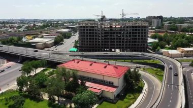 Yoldan geçen arabalarla köprüden geçeceğiz. Hava Görünümü