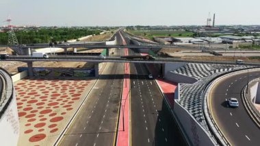 Yoldan geçen arabalarla köprüden geçeceğiz. Hava Görünümü