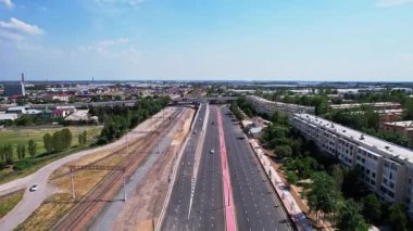 Yoldan geçen arabalarla köprüden geçeceğiz. Hava Görünümü