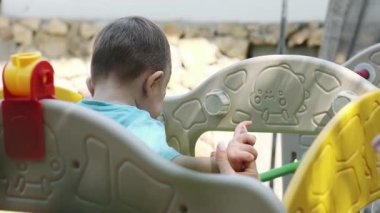 Parkta annesiyle oynayan gülümseyen küçük çocuk. Yavaş Hareket, Kapat.