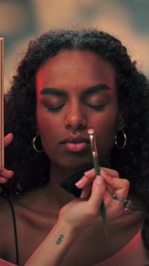 Dubai, BAE - 6 10 2023: genç esmer bir kadının göz kapaklarını boyaması. Yavaş Hareket.