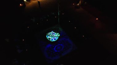 Bir dron, dönen bir dansçının Arap pelerini giyerken fotoğraflarını çeker. Hava Görünümü.