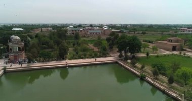 İHA, Sitorai Mohi-Hosa Sarayı 'nın havuzu üzerinde uçuyor. Buhara Emiri 'nin kır evi. Hava Görünümü.