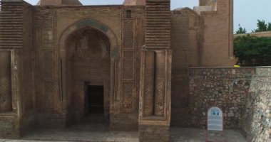 İnsansız hava aracı Özbekistan 'ın eski Buhara kentindeki Magok-i-Attari cami kompleksinin antik kapılarına yakın uçuyor. Bulutlu bir gün. Hava Görünümü.