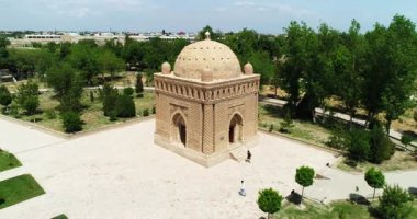 Hava aracı güneşli bir günde Ismoil Somoniy medresesinde uçuyor. Özbekistan, Buhara. Hava Görünümü.