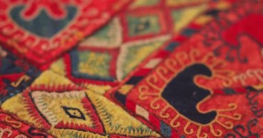 Özbekistan 'daki Semerkant halılarının süs ve desenlerine yakın çekim. Klasik teknolojiye göre üretildi.