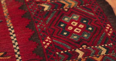 Özbekistan 'daki Semerkant halılarının süs ve desenlerine yakın çekim. Klasik teknolojiye göre üretildi.