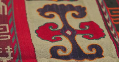 Özbekistan 'daki Semerkant halılarının süs ve desenlerine yakın çekim. Klasik teknolojiye göre üretildi.