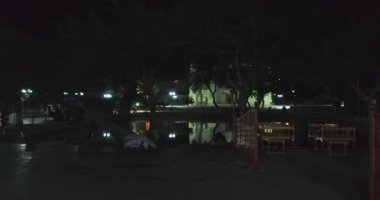 Geceleri Bolo Haouz Camii 'nin önündeki havuzun üzerinde insansız hava aracı. Buhara, Özbekistan, Havadan görünüm.
