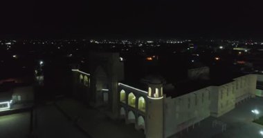Eski bir kompleks Lyab-i Hauz.Bukhara, Özbekistan, hava manzaralı İHA 'nın gece uçuşu.