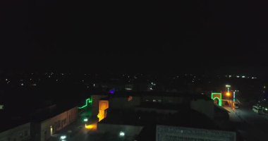 Geceleri BukharaNadir Divanbegi kompleksinin ana kapısında insansız hava aracı. Buhara, Özbekistan, Havadan görünüm.