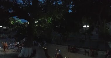 İnsansız hava aracı gece su üzerinde antik Bolo Khauz kompleksinin sütunlarının yanında uçuyor. Eski Buhara, Özbekistan. Hava Görünümü.