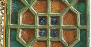 Eski Bolo-Khauz kompleksinin desenleri, dekoratif unsurları ve pencerelerinin yakın çekimi. Eski Buhara, Özbekistan.