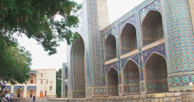 Antik Lyab-i Hauz kompleksinin kemerleri ve ana girişi. Eski Buhara, Özbekistan.