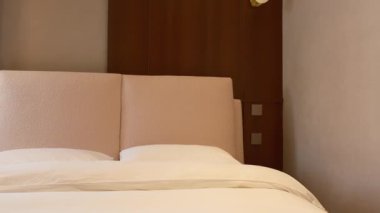 Dubai 'de şık ve pahalı bir villada, güneş ışığıyla aydınlatılmış bir yatak odası. Yavaş Hareket