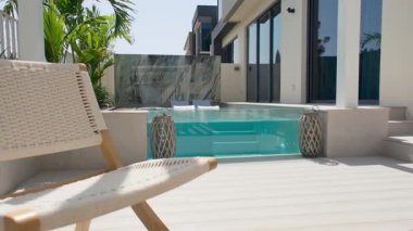 Güneşli bir günde Dubai 'de lüks bir villanın arka bahçesinde küçük özel bir yüzme havuzu. Dışarıda, Yavaş Hareket.