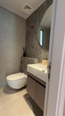 Dubai 'de pahalı bir özel villada banyo. Yavaş Hareket