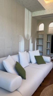 Dubai 'de pahalı bir özel villada oturma odası. Panoramik pencerelerden güneş ışığı alıyor. Yavaş Hareket.