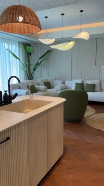 Dubai 'de pahalı bir özel villada şık bir mutfak. Kocaman pencerelerden gelen güneş ışığıyla aydınlatılıyor. Yavaş Hareket.