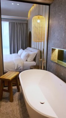 Dubai 'de pahalı bir özel villada banyo. Yavaş Hareket
