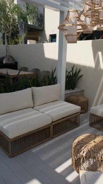 Güneşli bir günde Dubai 'de lüks bir villanın arka bahçesinde bir kanepenin altında. Dışarıda, Yavaş Hareket.