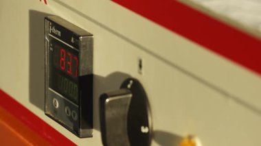 Deney sırasında laboratuvar aleti. Kimyasal laboratuvar, ağır çekim..