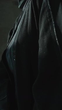 Siyah Arap abaya elbiseli ve dağınık saçlı güzel bir kadının elleri. Yavaş Hareket.