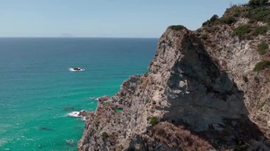 Tekneler ve yatlarla tarihi göl üzerinde insansız hava aracı. Capo Vaticano, İtalya 'nın Calabria kentindeki Ricadi Belediyesi' nde. Güneşli bir yaz günü. Hava Görünümü