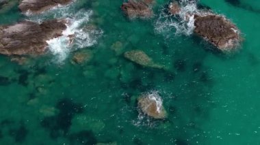 Güneşli bir günde deniz lagünündeki kayalıklarda insansız hava aracı. Capo Vaticano, İtalya 'nın Calabria kentindeki Ricadi Belediyesi' nde. Hava Görünümü