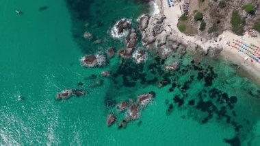 Güneşli bir yaz gününde deniz gölünde ve tarihi kentte insansız hava aracı. Capo Vaticano, İtalya 'nın Calabria kentindeki Ricadi Belediyesi' nde. Hava Görünümü.