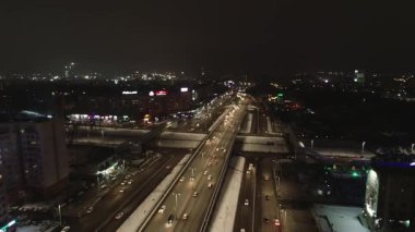 Şehrin her gece aydınlanan sokaklarında bir dron. Sokaklar boyunca arabalar ve kamyonlar sürüyor. Bulutsuz bir yaz gecesi. Hava Görünümü.