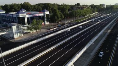 Şehrin sokaklarında bir insansız hava aracı. Güneşli bir yaz günü. Hava Görünümü.