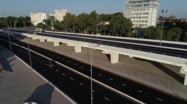 Şehrin sokaklarında bir insansız hava aracı. Güneşli bir yaz günü. Hava Görünümü.