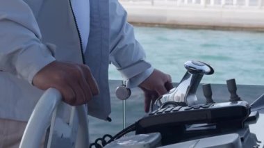 Kaptanların elleri dümende kalsın. Yatın hareketini kontrol ediyor. Güneşli yaz günü