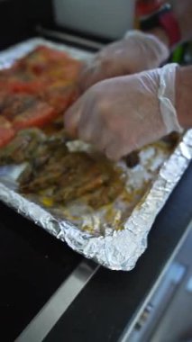 Şef elleriyle tepside taze karides karıştırıyor. Kapat, Yavaş Hareket