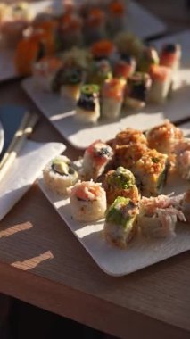 Şef masayı hazır yiyecek, içecek ve lüks bir yatla hazırlar. Güneşli bir yaz günü. Kapat, Yavaş Hareket