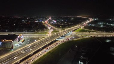 Gece şehrinin ortasında bir müzenin üzerindeki insansız hava aracı ışıklarla aydınlatılıyor. Bulutsuz Yaz Gecesi. Hava Görünümü