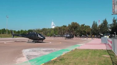 Dubai, BAE - 11 11 2023: Dubai 'ye uçuştan önce turistlerin bulunduğu küçük bir özel zevk helikopteri. Güneşli bir yaz günü. Yavaş çekim