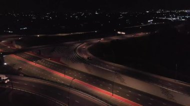 Gece şehrinin ortasında bir müzenin üzerindeki insansız hava aracı ışıklarla aydınlatılıyor. Bulutsuz Yaz Gecesi. Hava Görünümü