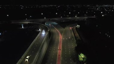 Gece şehrinin ortasında bir müzenin üzerindeki insansız hava aracı ışıklarla aydınlatılıyor. Bulutsuz Yaz Gecesi. Hava Görünümü