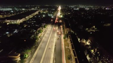 Gece şehrinin ortasında bir müzenin üzerindeki insansız hava aracı ışıklarla aydınlatılıyor. Bulutsuz Yaz Gecesi. Hava Görünümü