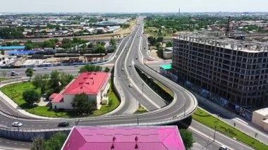 Yoldan geçen arabalarla köprüden geçeceğiz. Hava Görünümü