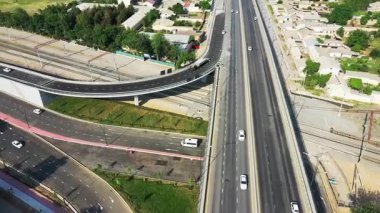 Yoldan geçen arabalarla köprüden geçeceğiz. Hava Görünümü