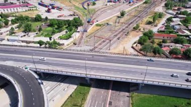 Yoldan geçen arabalarla köprüden geçeceğiz. Hava Görünümü