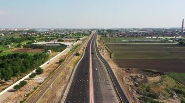 Otoyolun üzerinde bir dron. Güneşli bir yaz günü. Hava Görünümü