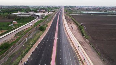 Tamirat sırasında asfalt yolun bir bölümünün üzerinde bir dron. Güneşli bir yaz günü. Hava Görünümü