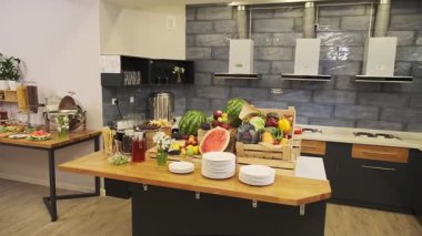 Küçük bir otelde kahvaltı odası. Sosis, et, salata, peynir ve içeceklerle servis edilen masa. Meyveli masa, karpuz, muz. Yavaş Hareket.